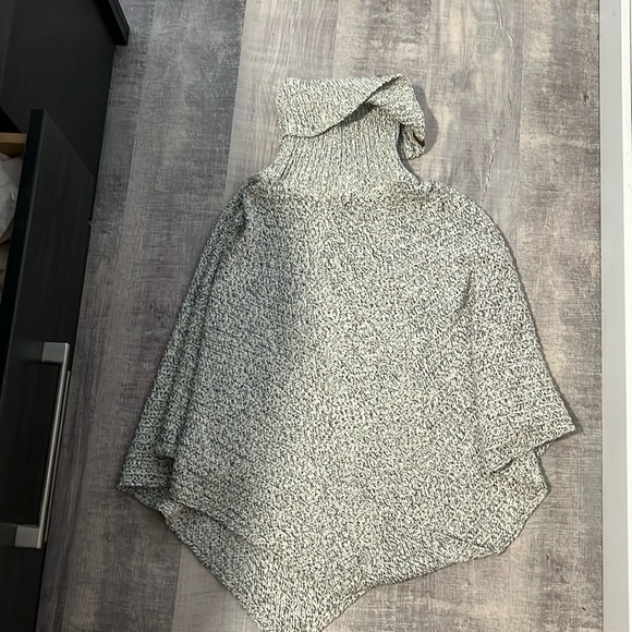 Roots Poncho - Picture 1 of 1